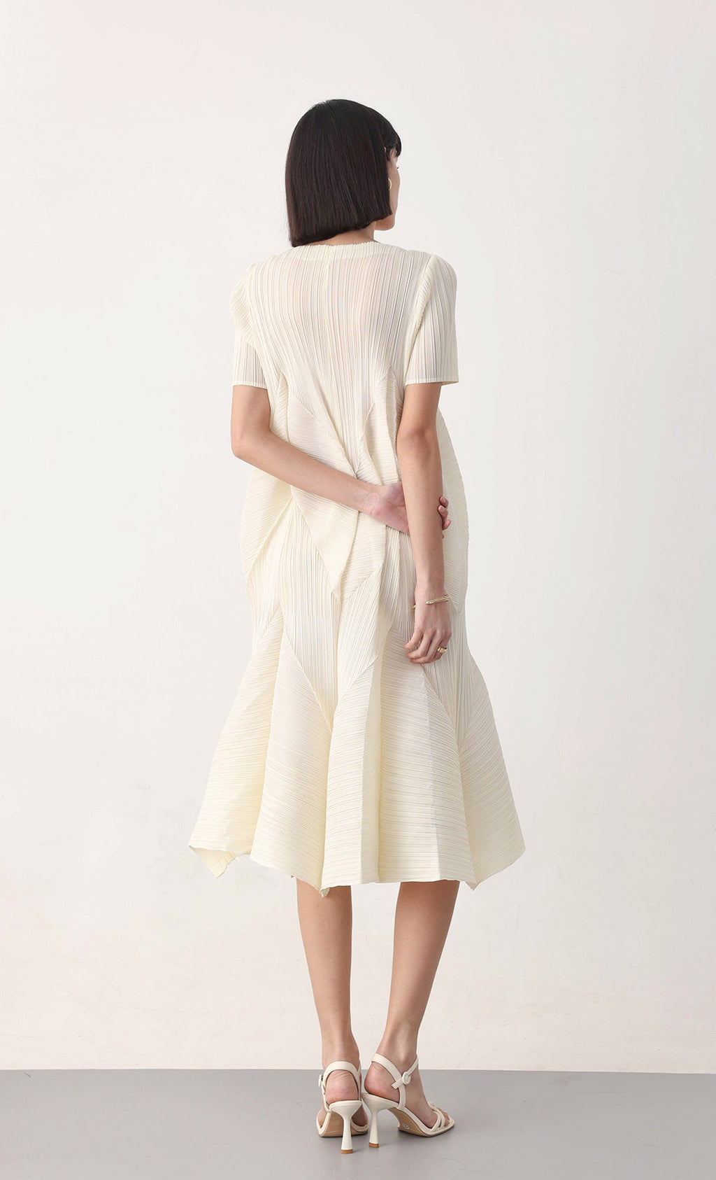 Voluminous pleated dress_ivory