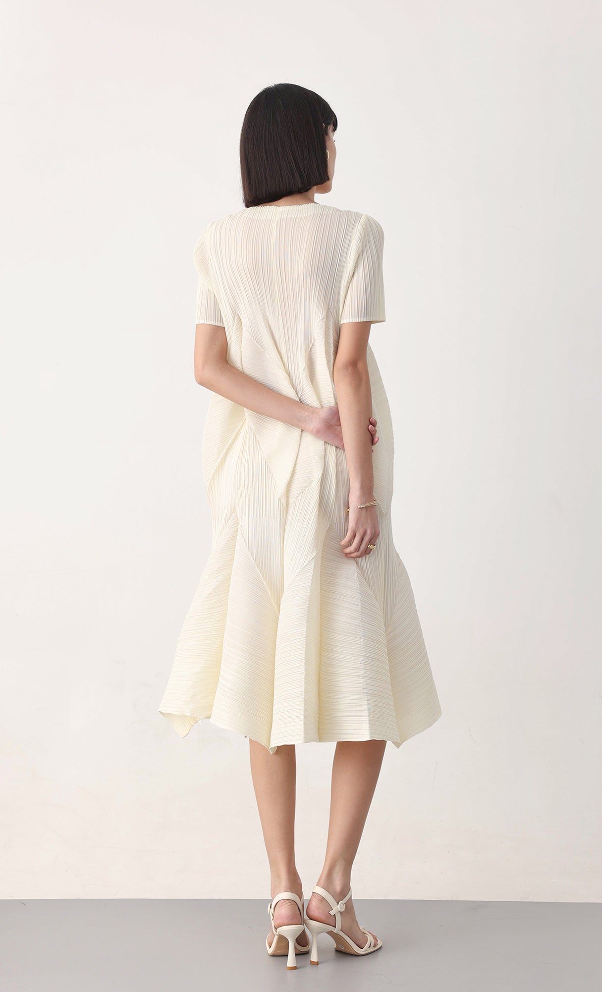 Voluminous pleated dress_ivory
