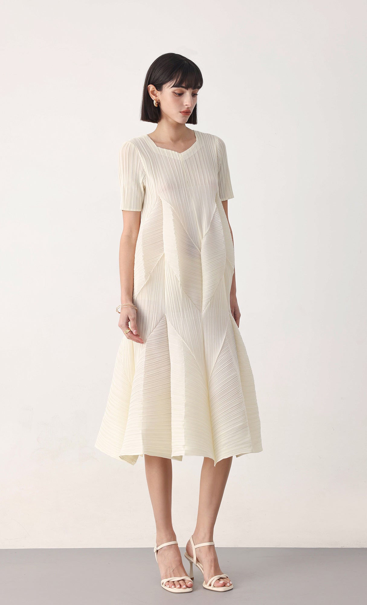 Voluminous pleated dress_ivory