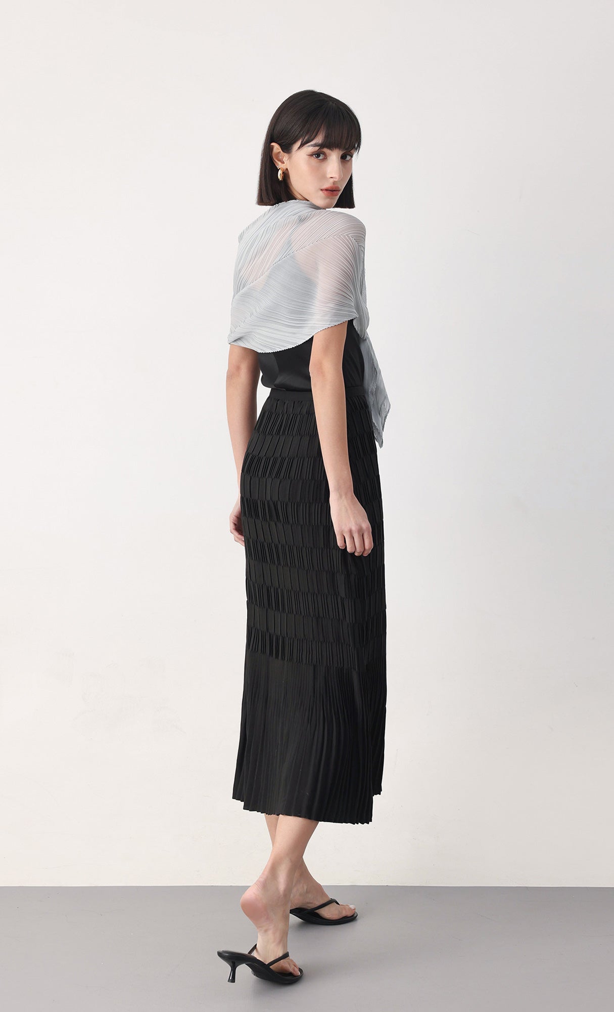 Essential pleated scarf_grey