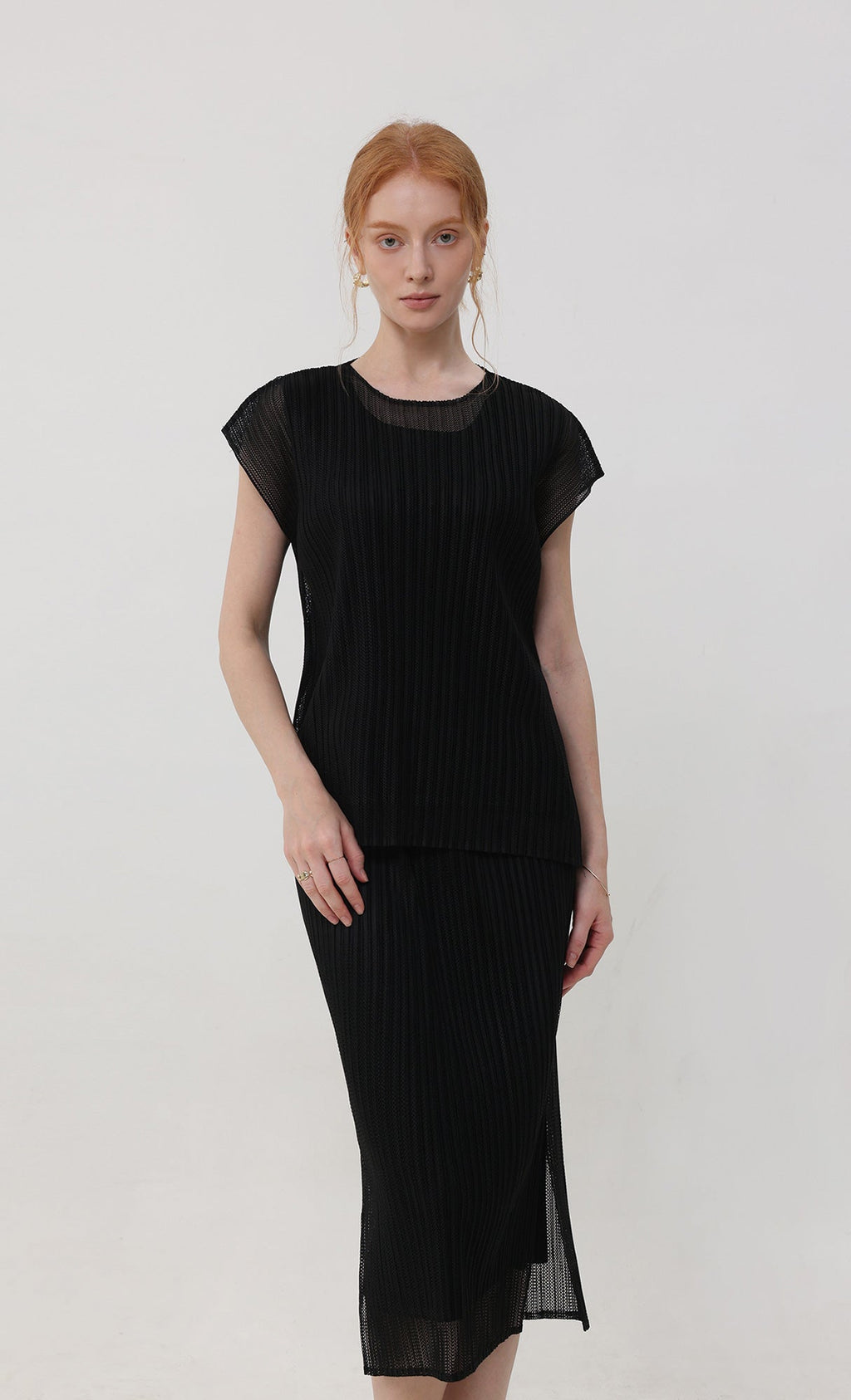 Airy pleated sleeveless top_black