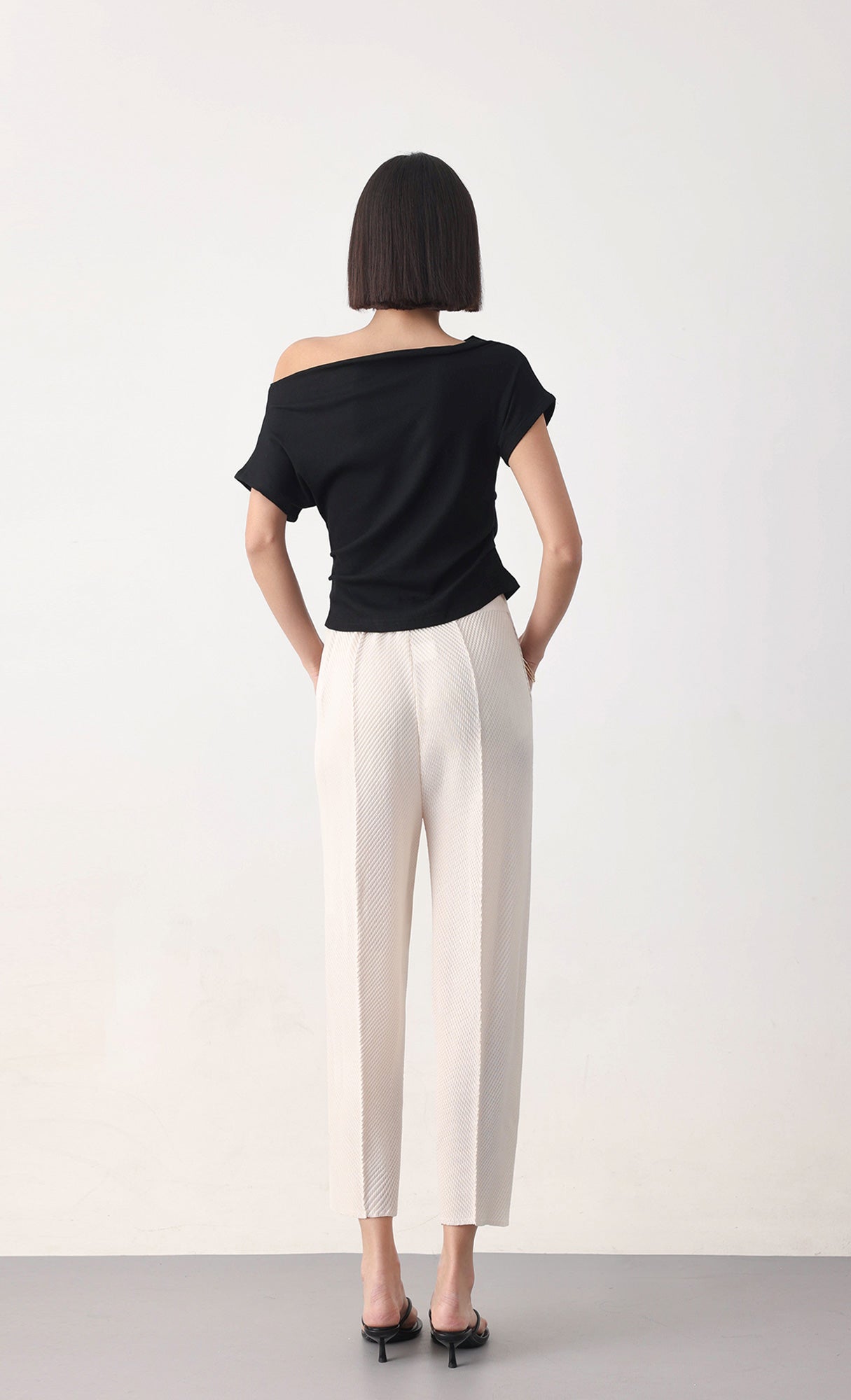 Circular pleated pants_beige