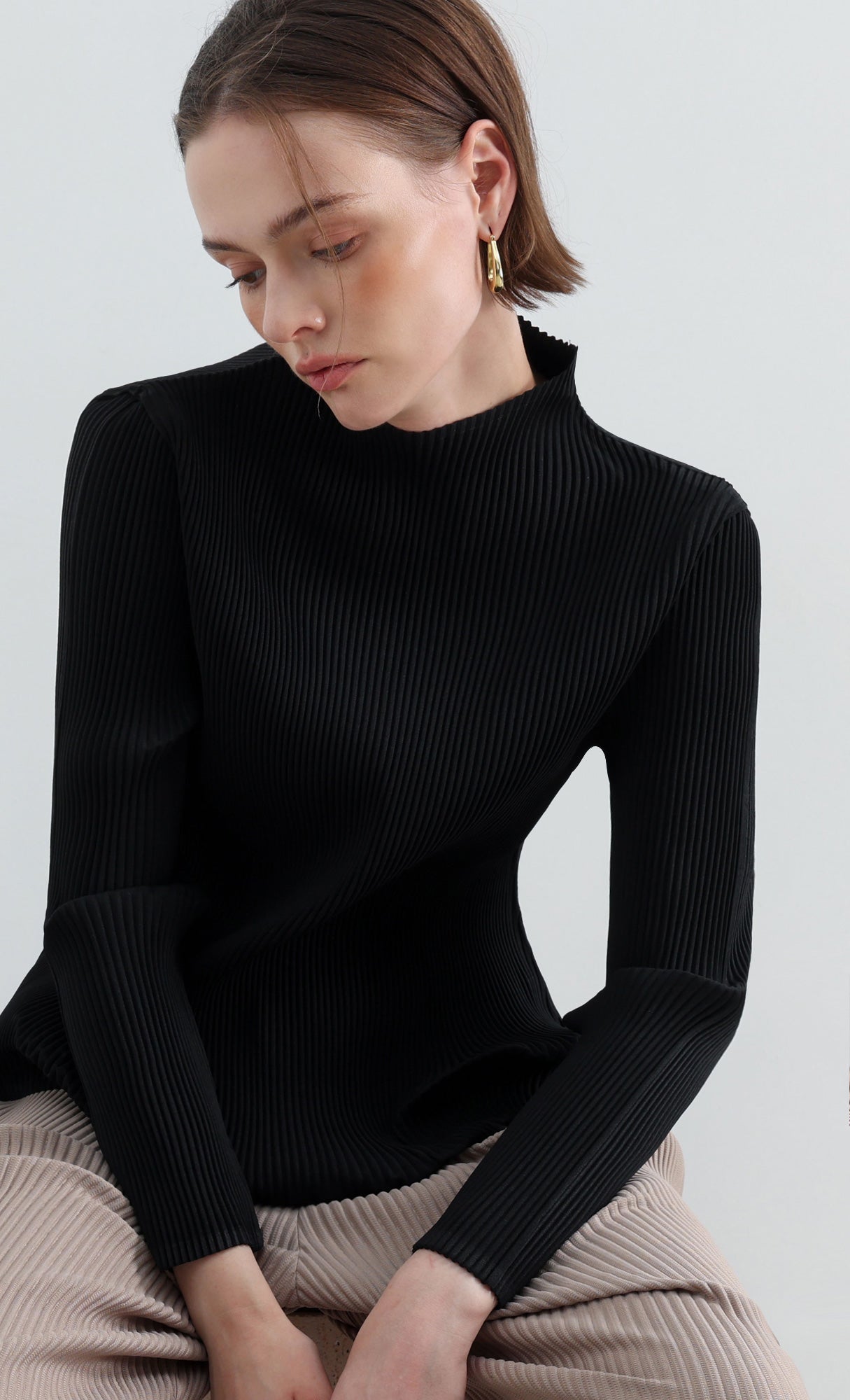 Essential Relaxed Pleated Half-Neck Top_Black