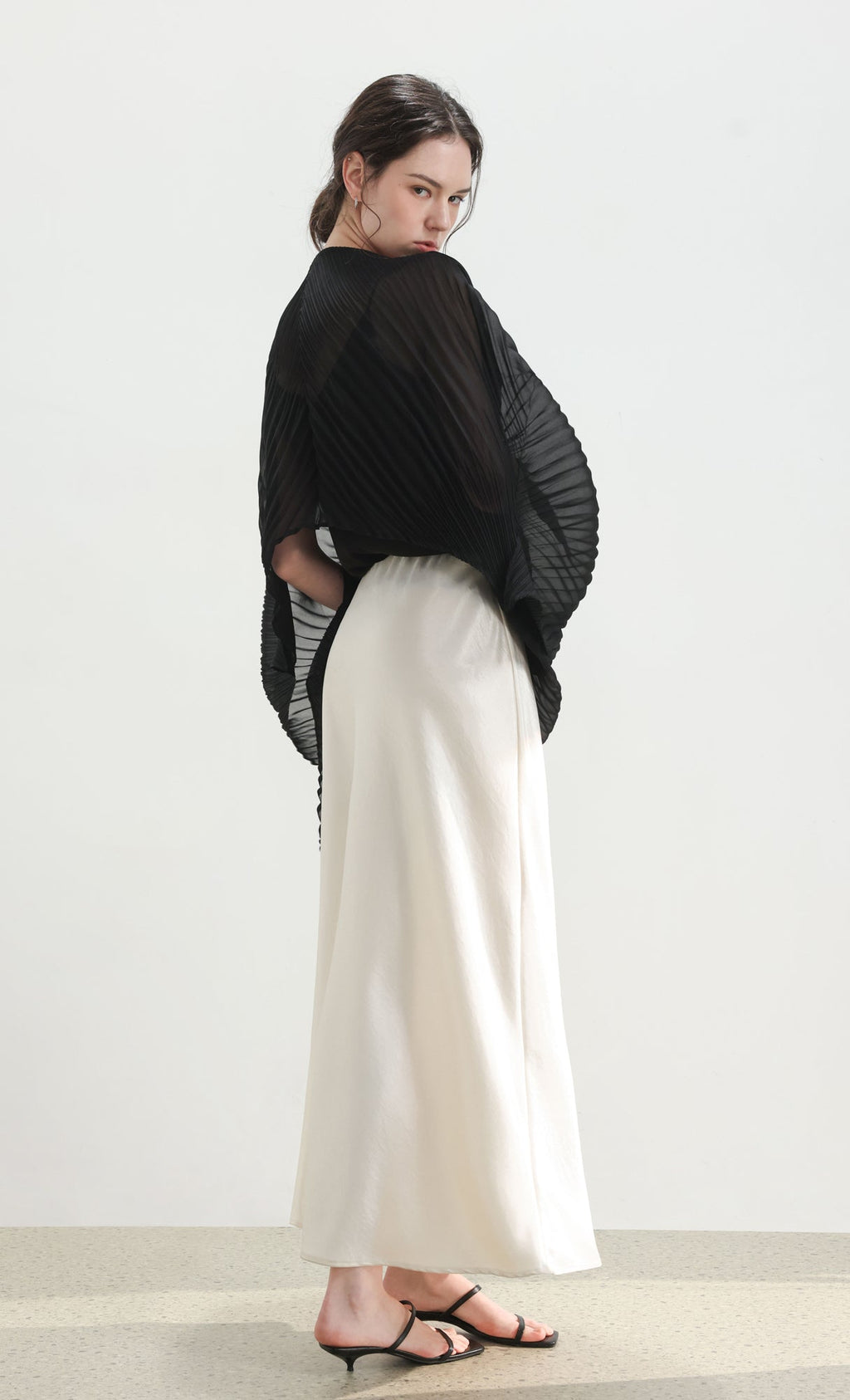 Pleated cape scarf_black