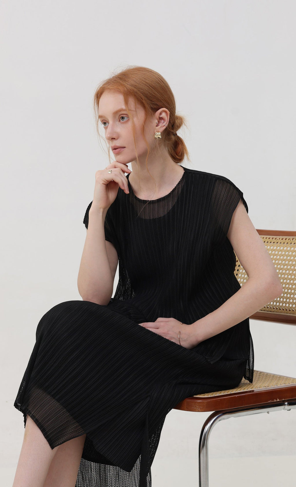 Airy pleated sleeveless top_black