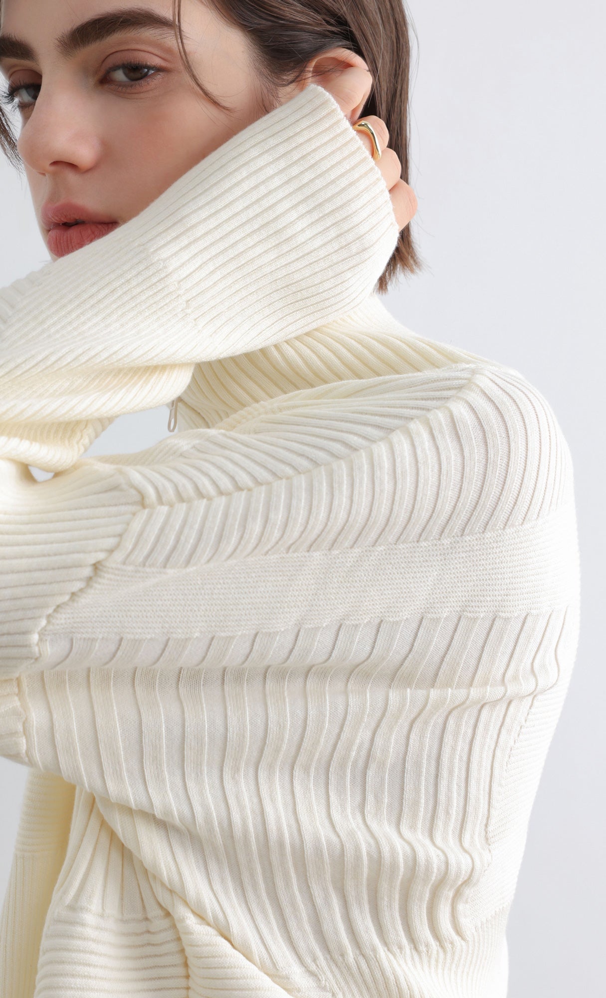 High Neck Knitted Pleated Zip-Up Cardigan_Ivory