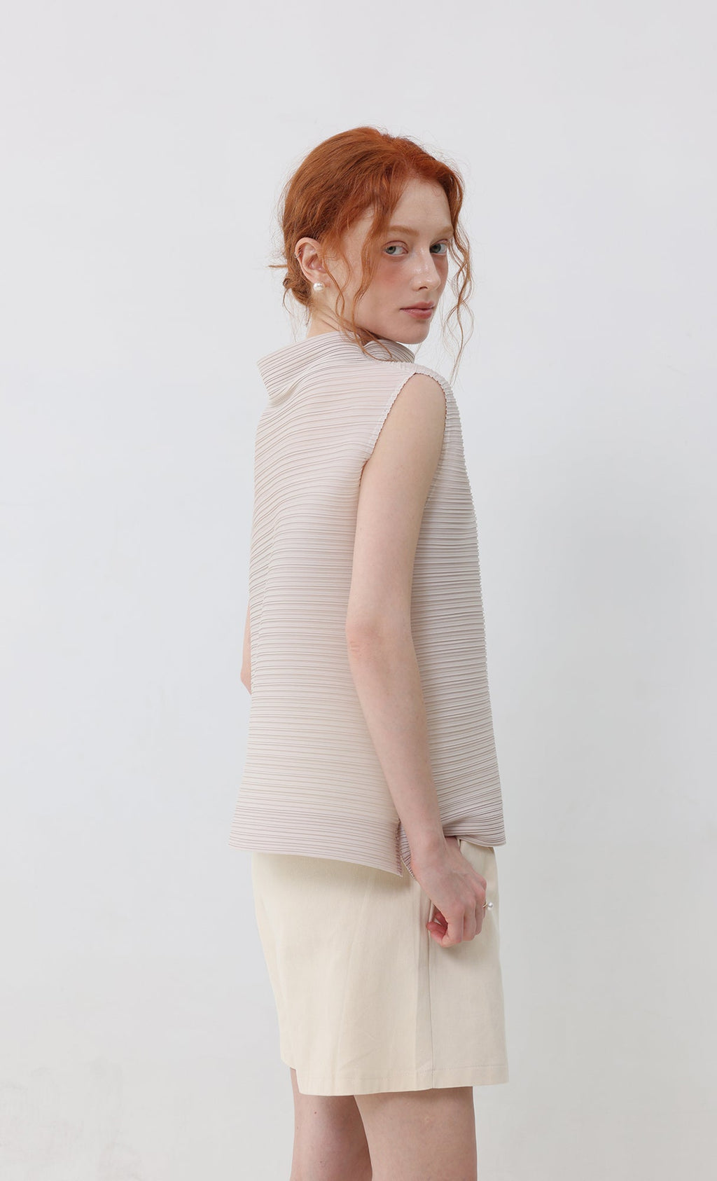 Shor half-neck pleated top_lightbeige