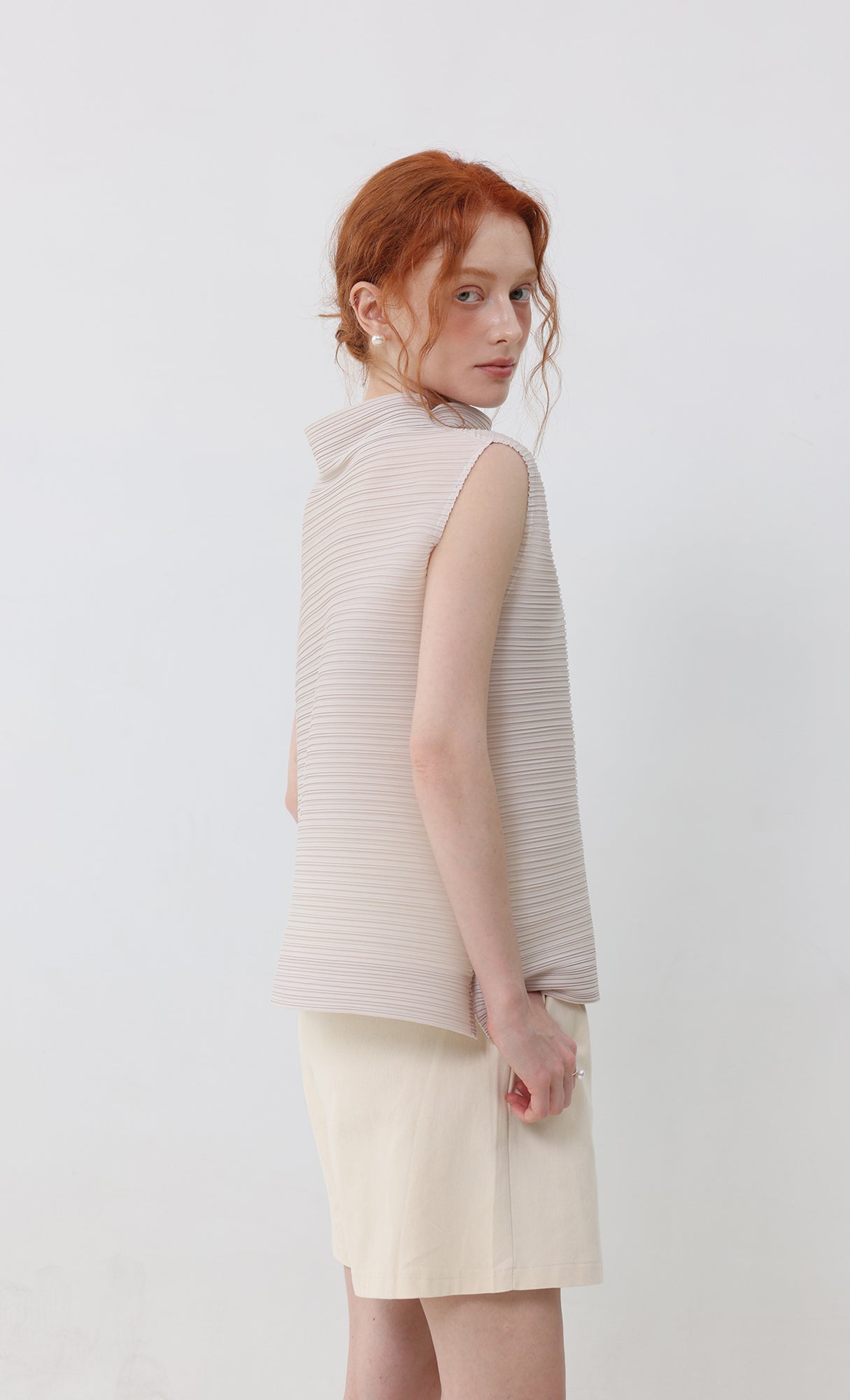 Shor half-neck pleated top_lightbeige