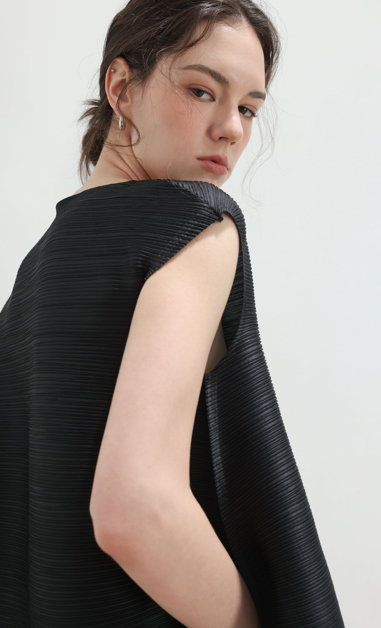 Dren sleeveless pleated top_black