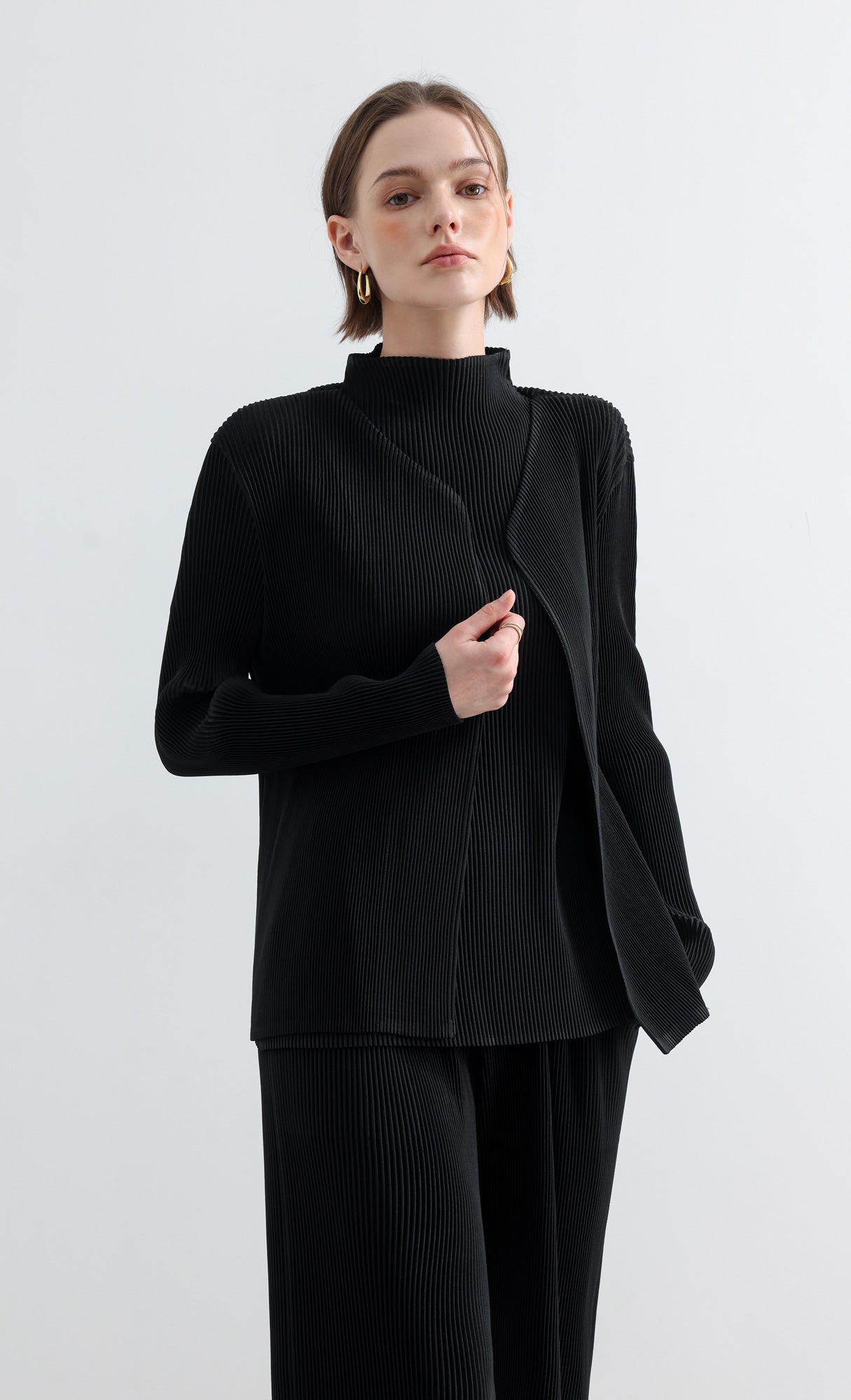Essential Pleated Half-Neck Top_Black