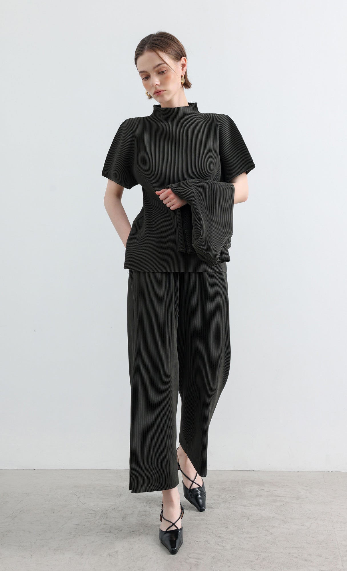 Essential Pleated Half-Neck Top_Khaki