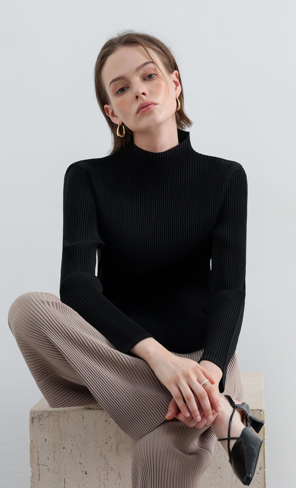 Essential Relaxed Pleated Half-Neck Top_Black