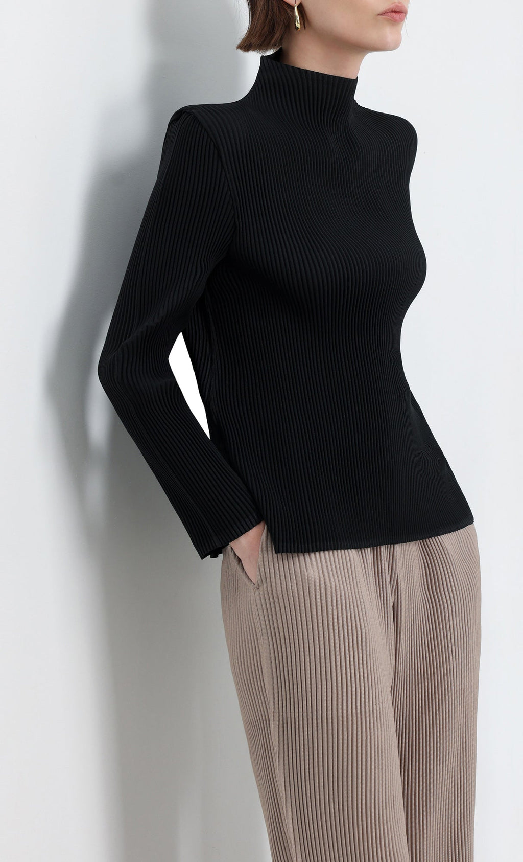 Essential Relaxed Pleated Half-Neck Top_Black