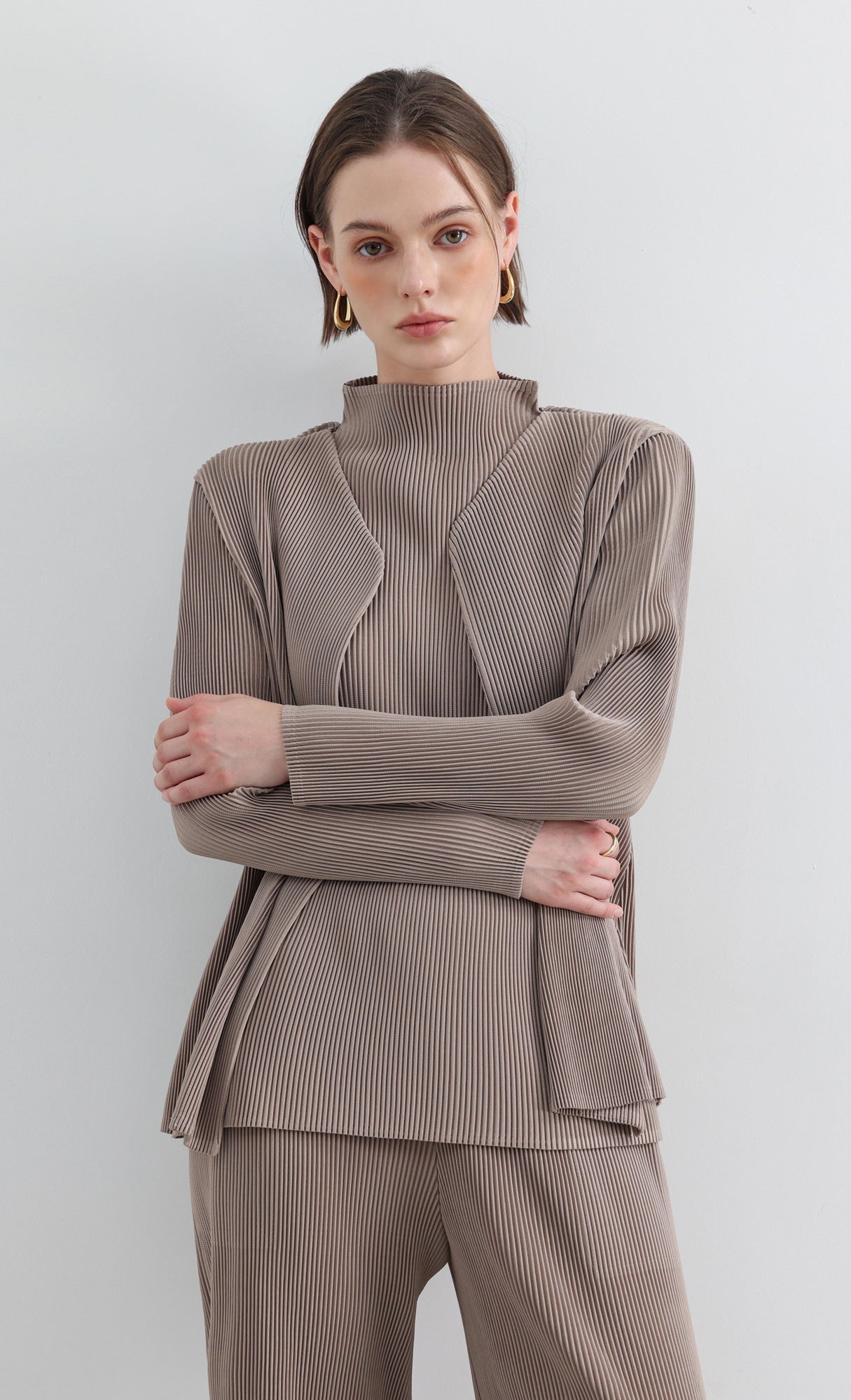 Essential Pleated Half-Neck Top_Beige