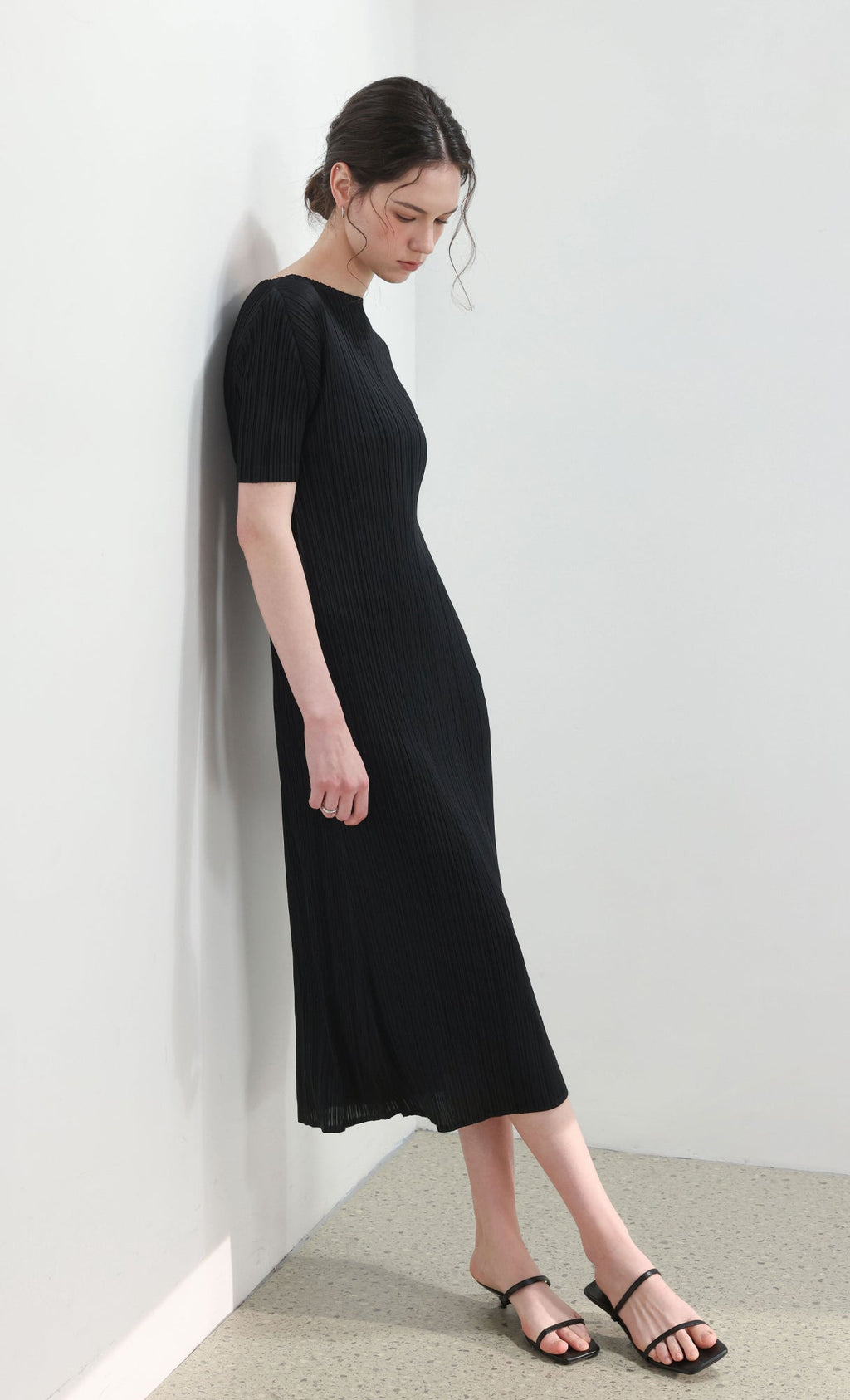 Dalia half-sleeve pleated dress_black