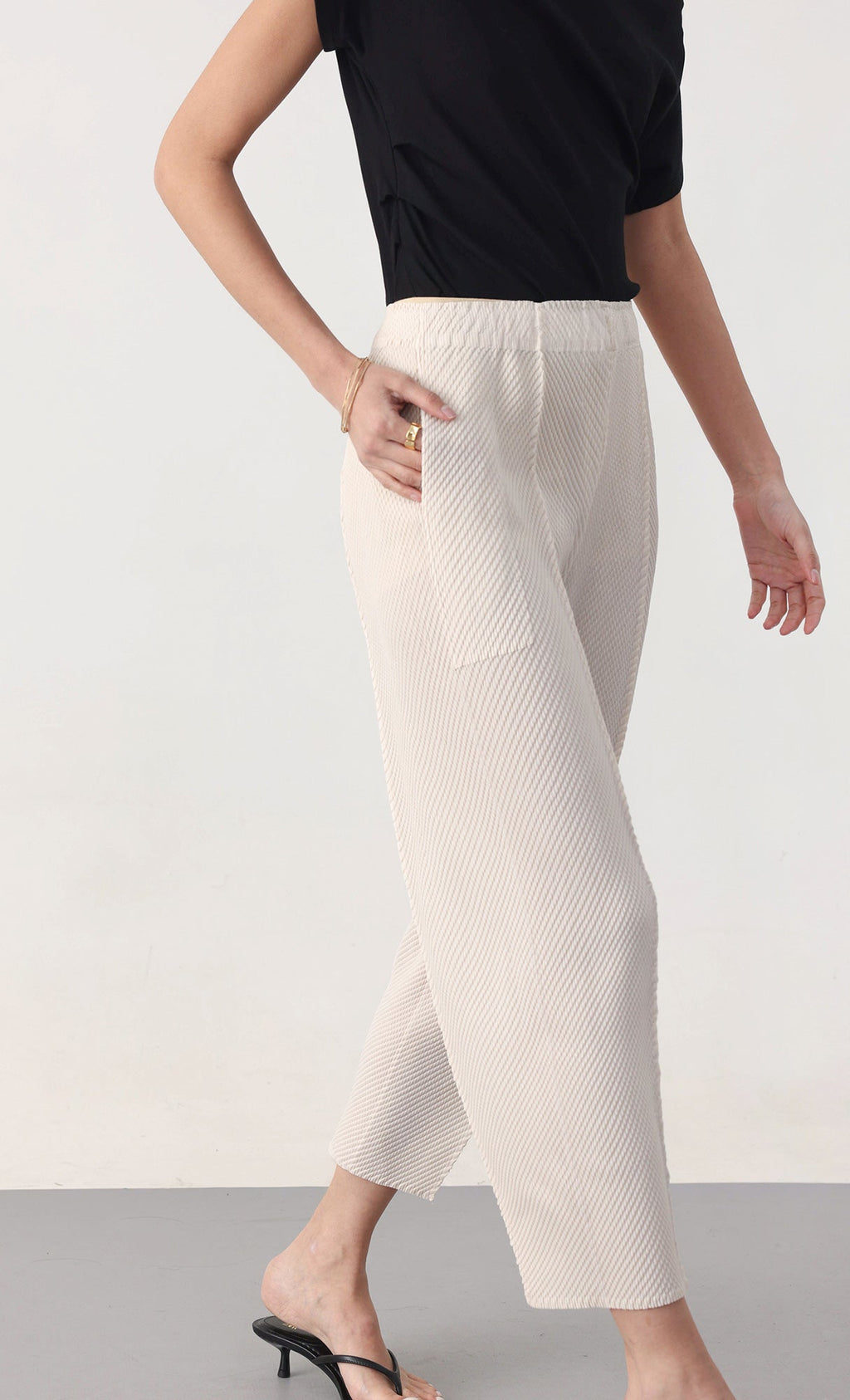 Circular pleated pants_beige