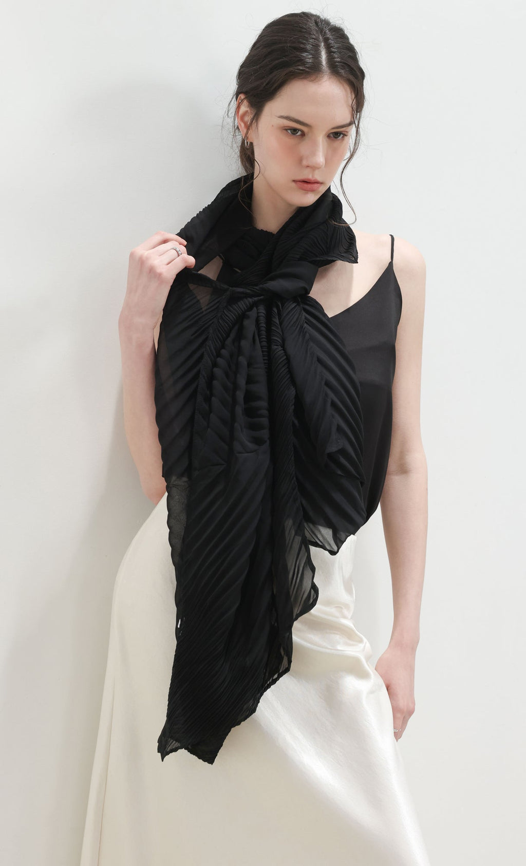 Pleated cape scarf_black