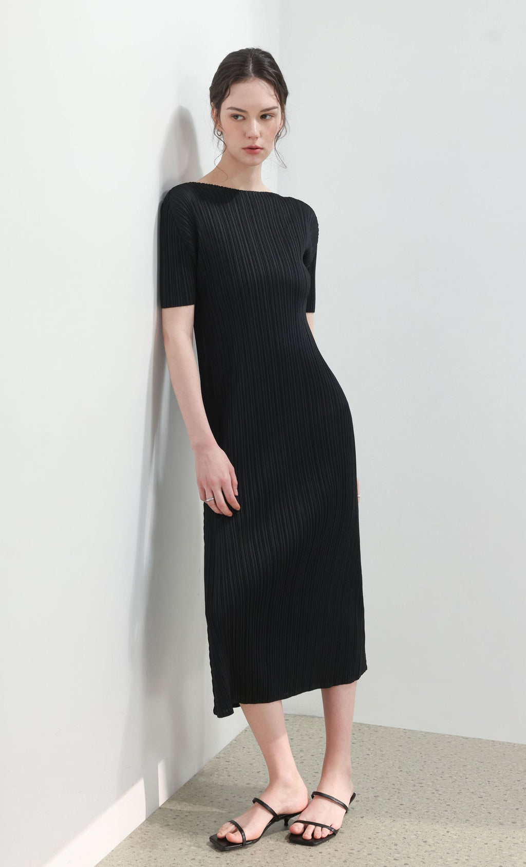 Dalia half-sleeve pleated dress_black