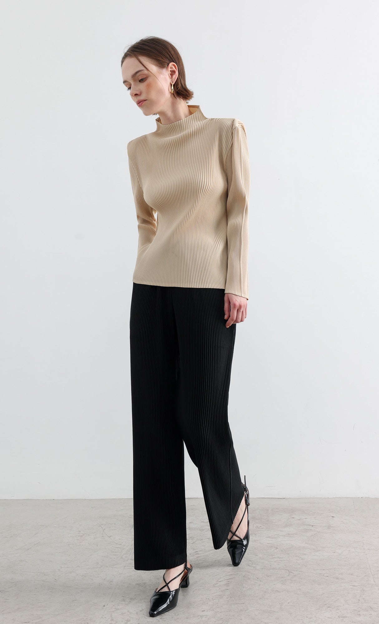Essential Relaxed Pleated Half-Neck Top_Beige