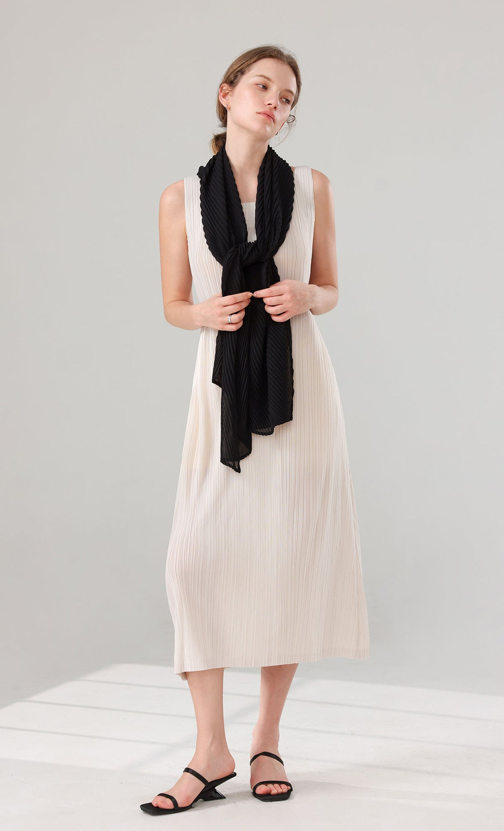 Tois Sleeveless Pleated Dress_ivory
