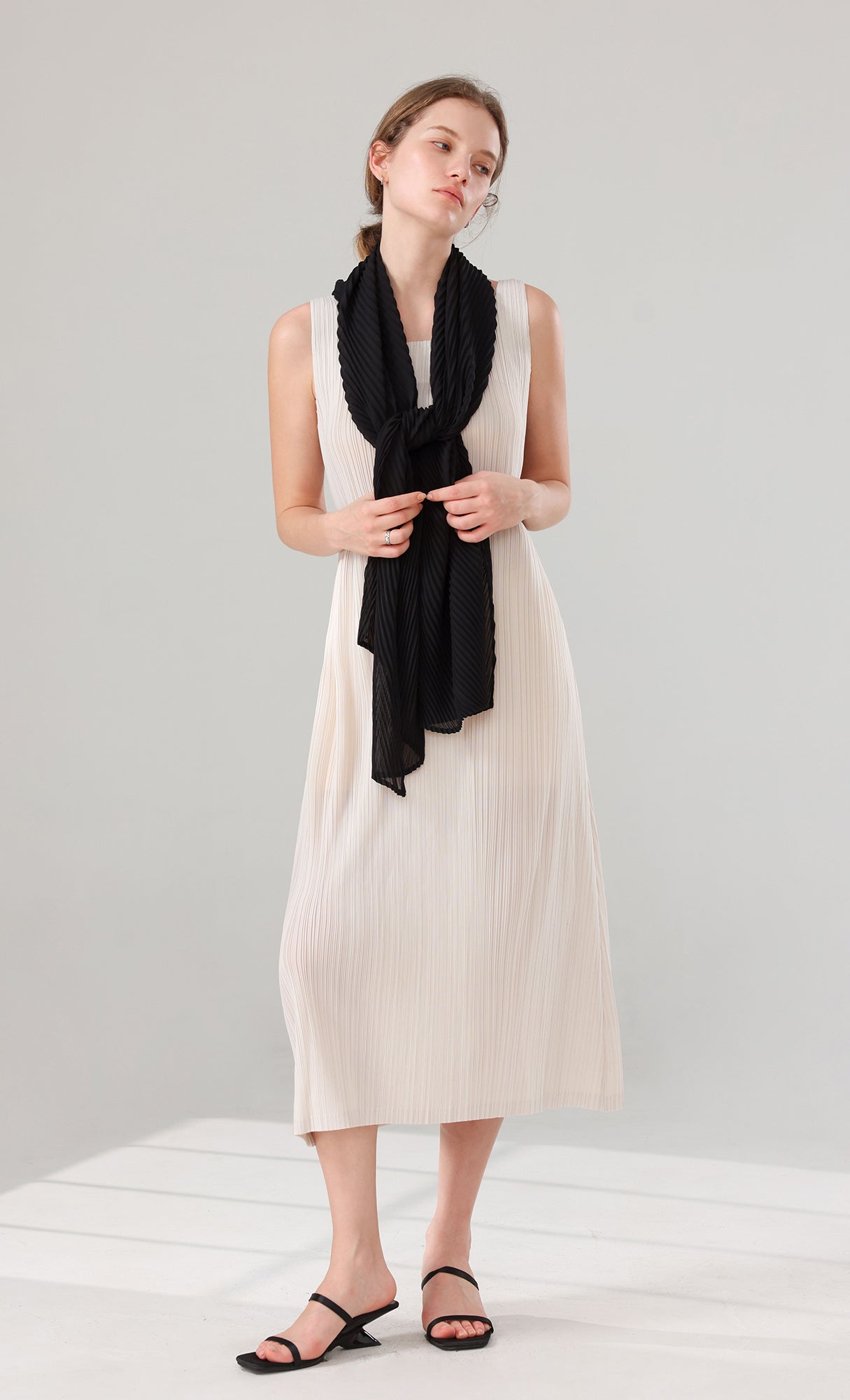 Tois Sleeveless Pleated Dress_ivory