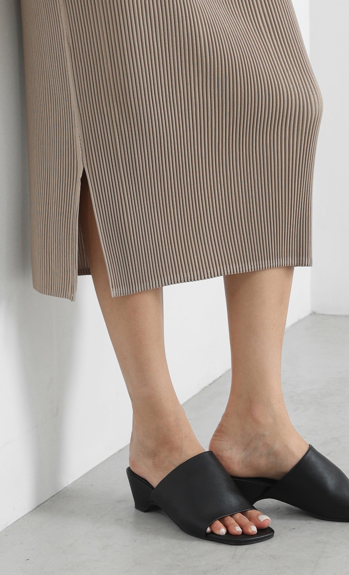 classy line pleated skirt_beige