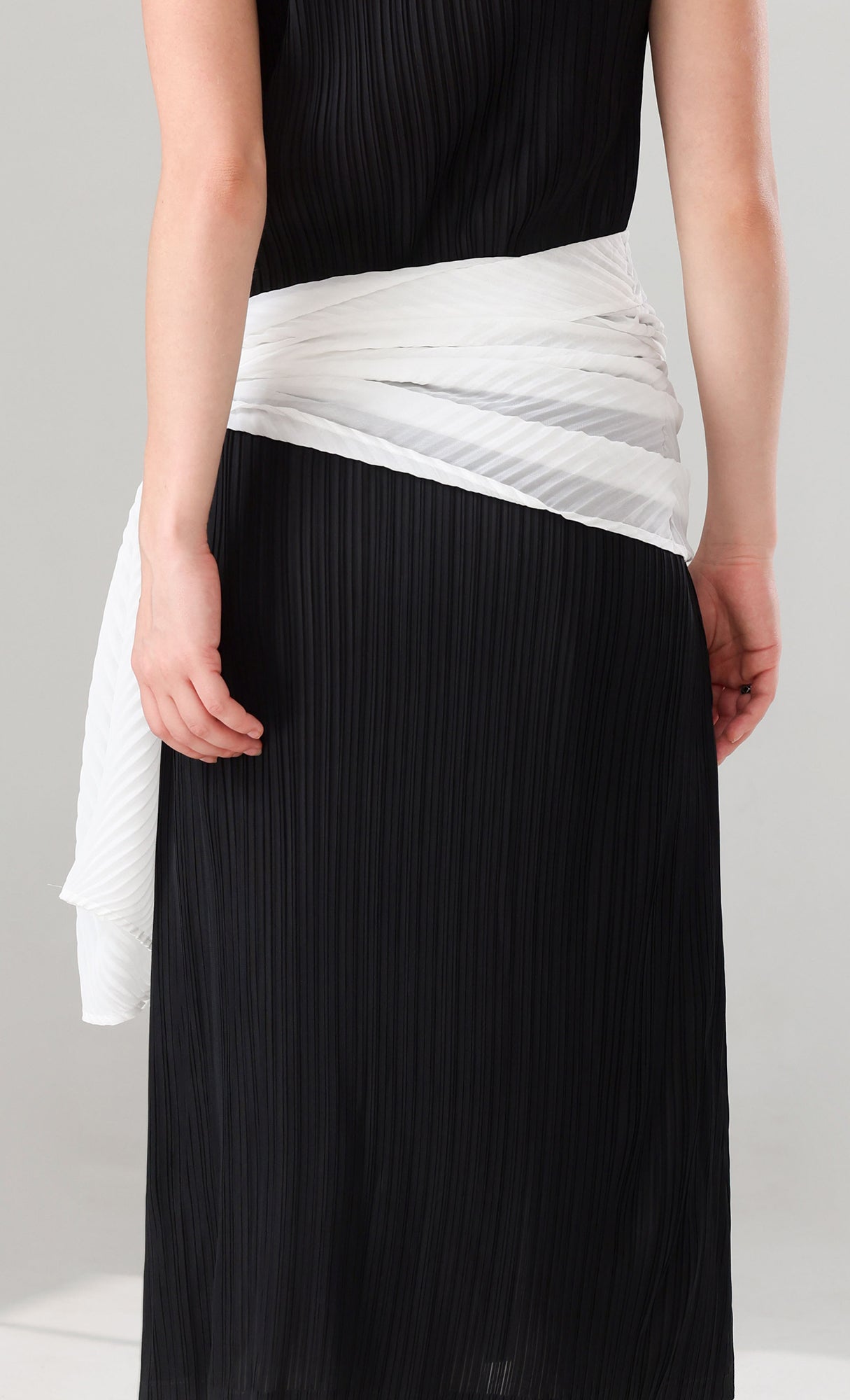 Tois Sleeveless Pleated Dress_black