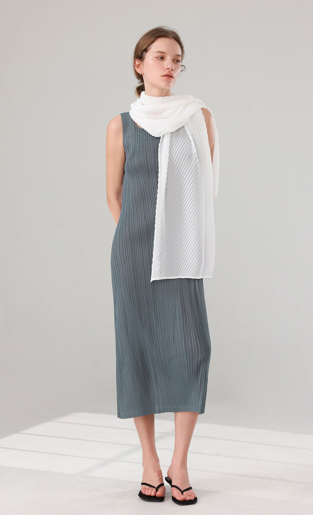 Tois Sleeveless Pleated Dress_charcoal