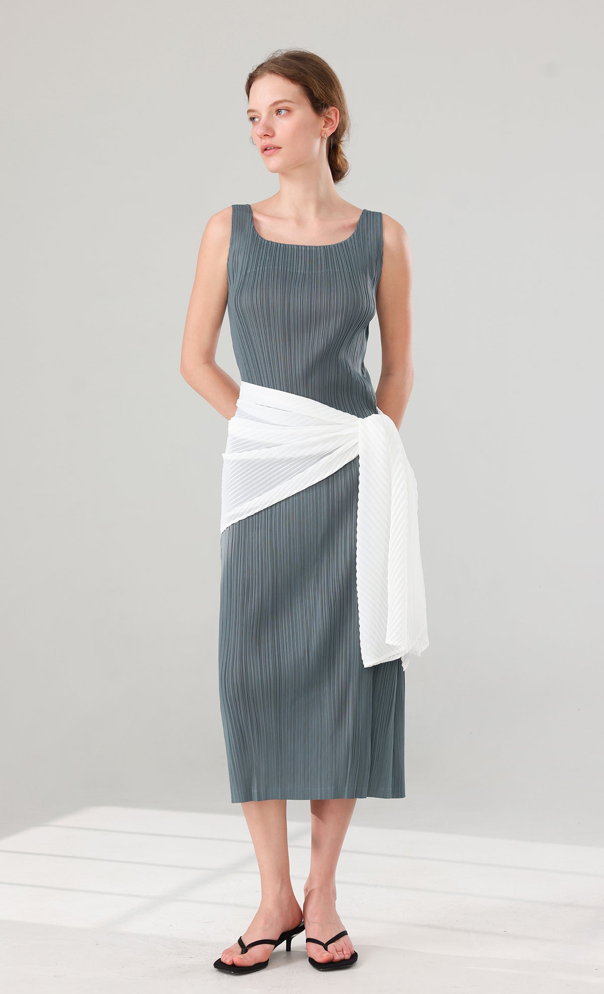 Tois Sleeveless Pleated Dress_charcoal