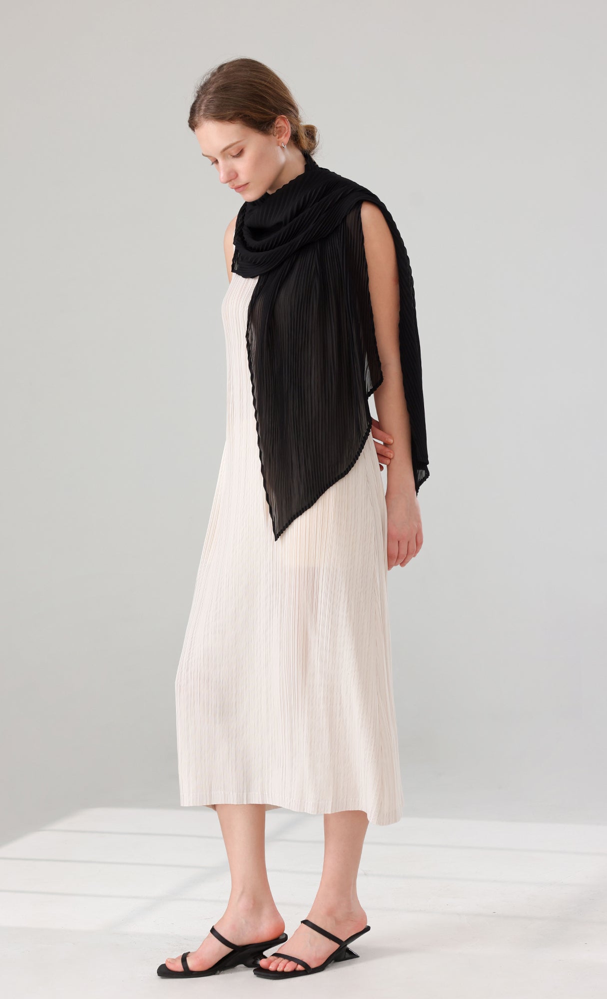 Tois Sleeveless Pleated Dress_ivory