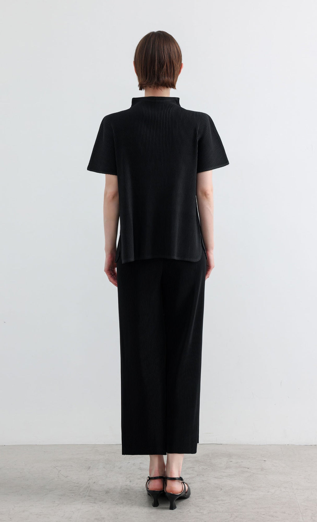 Essential Pleated Half-Neck Top_Black
