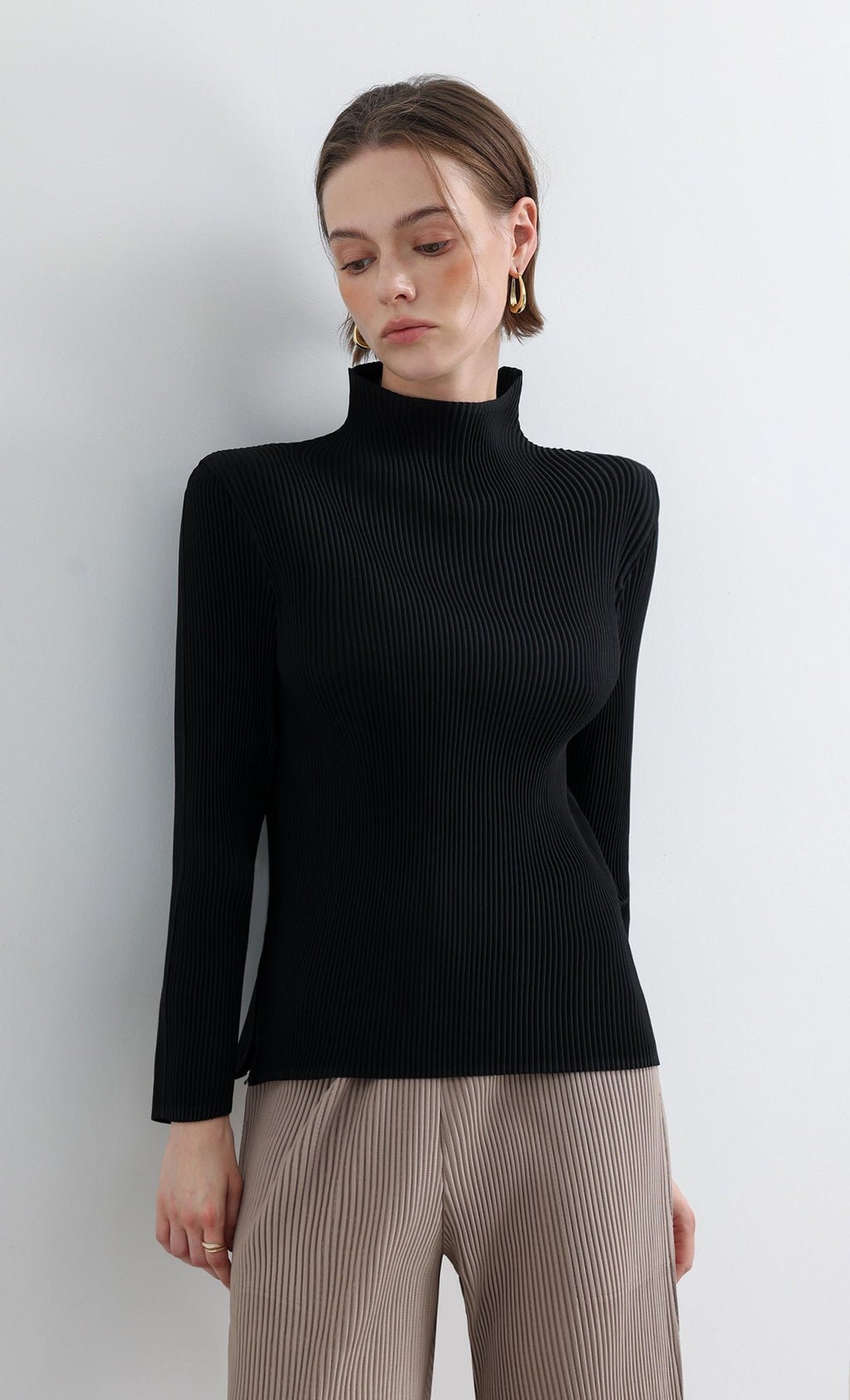 Essential Relaxed Pleated Half-Neck Top_Black