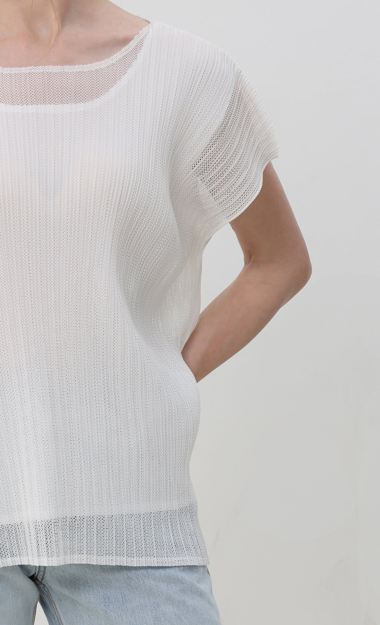 Airy pleated sleeveless top_ivory
