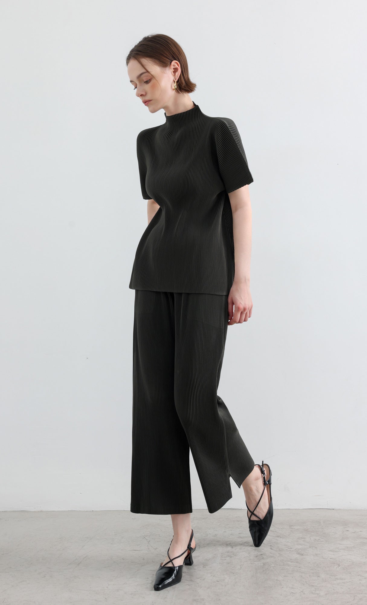 Essential Pleated Half-Neck Top_Khaki