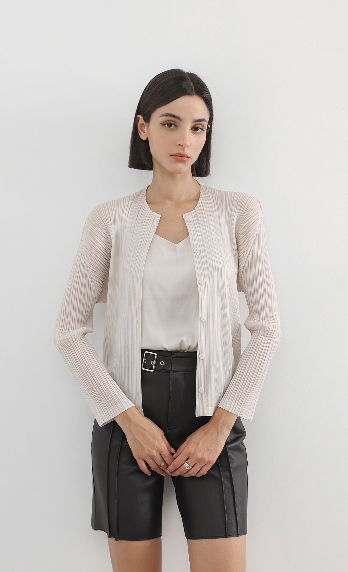 button basic pleated cardigan_beige