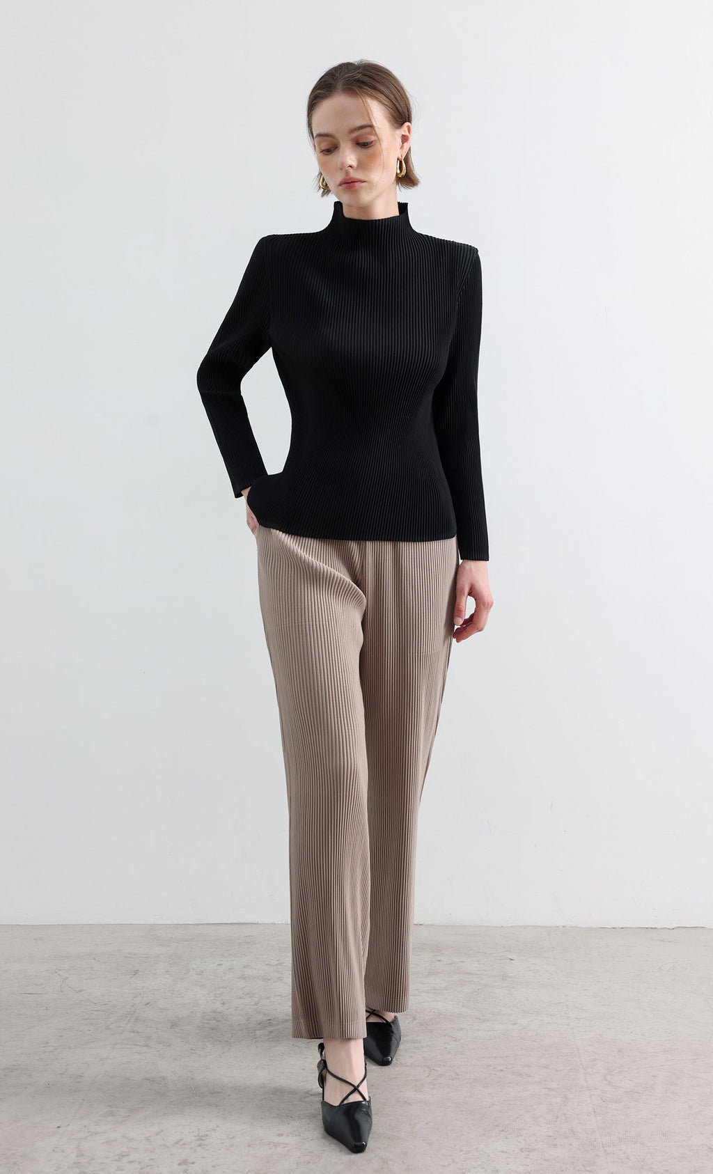 Essential Relaxed Pleated Half-Neck Top_Black