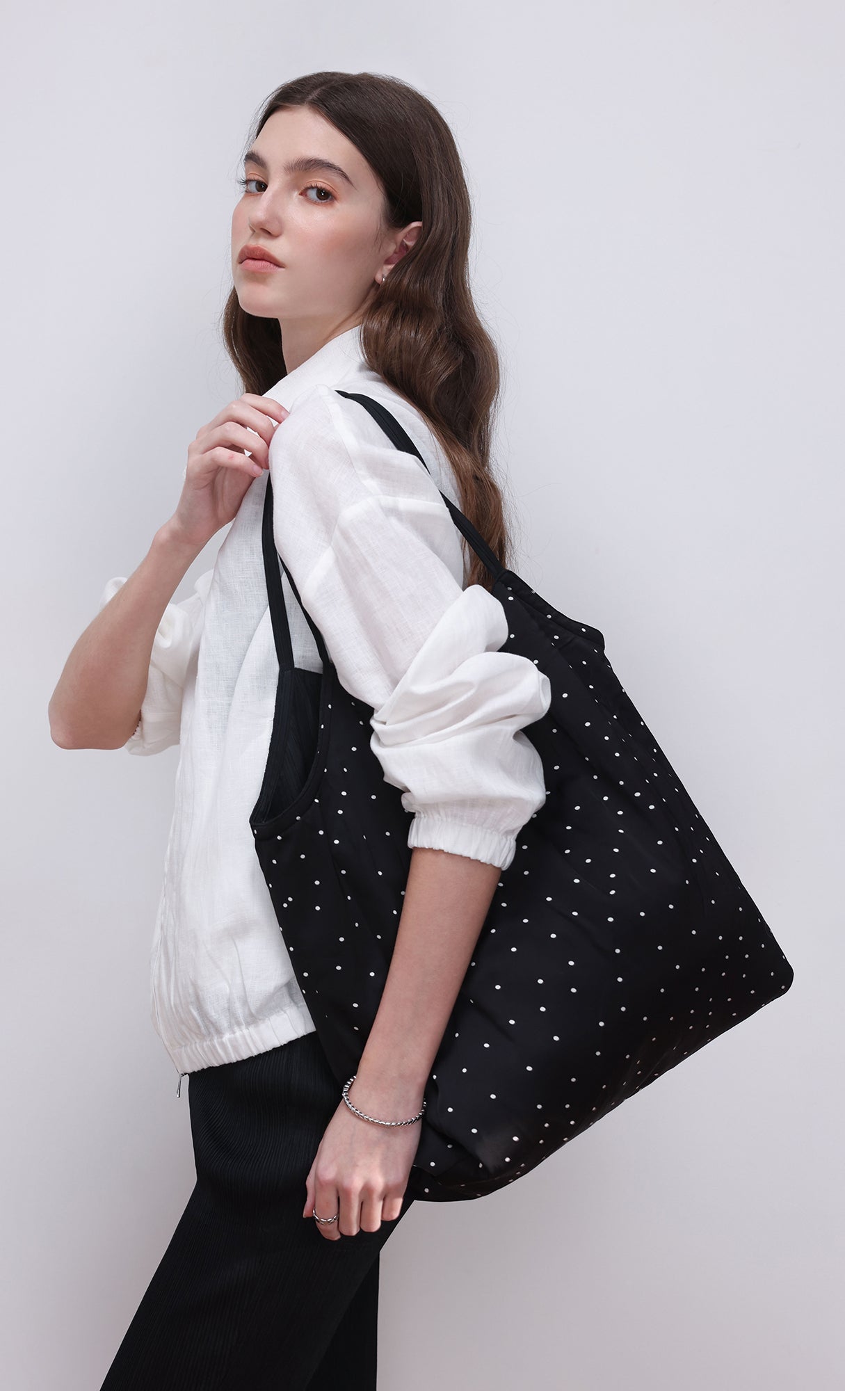 Reversible pleated polka dot tote bag_black