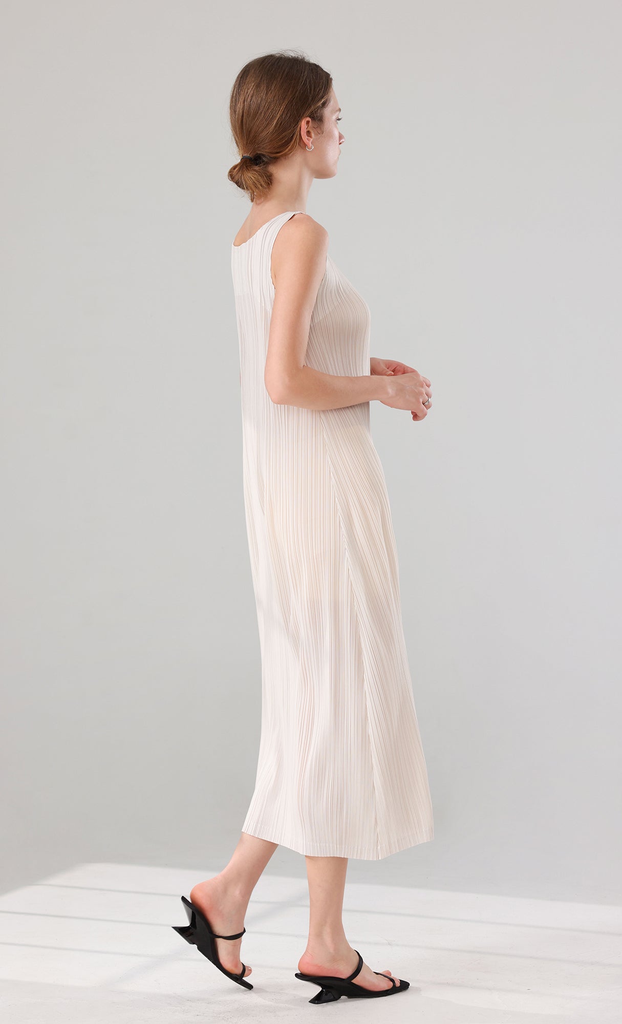 Tois Sleeveless Pleated Dress_ivory