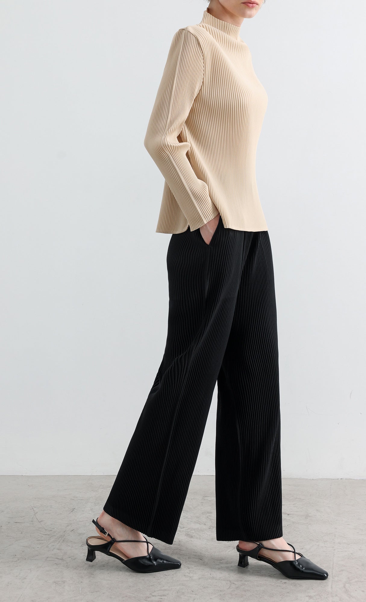Essential Relaxed Pleated Half-Neck Top_Beige