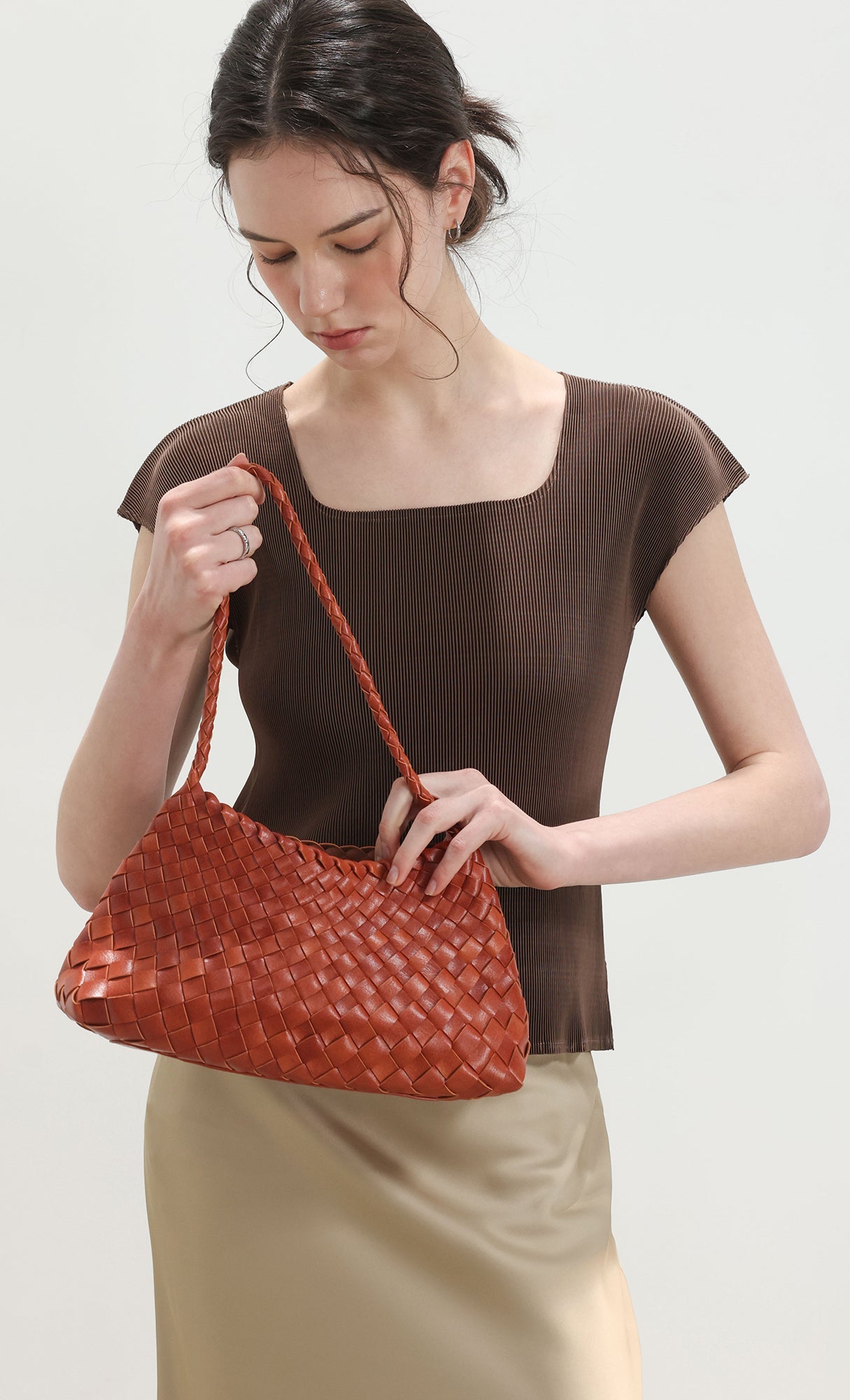 Nesia weaving shouler bag_camel