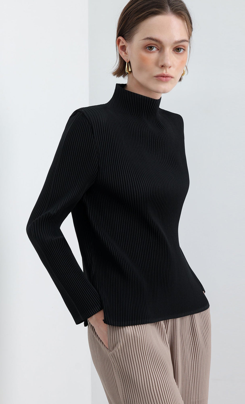 Essential Relaxed Pleated Half-Neck Top_Black