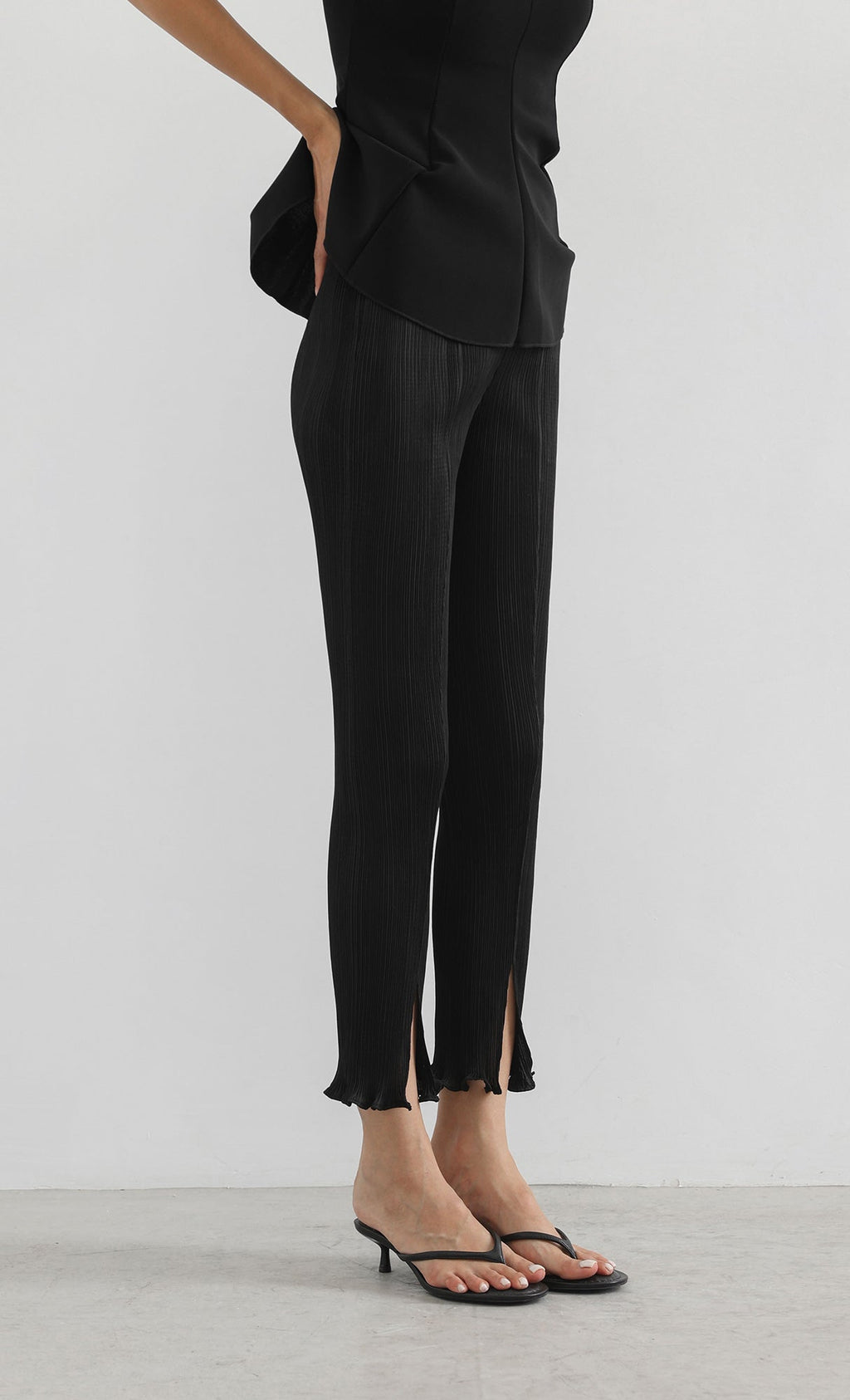 narrow pleated slit pants_black