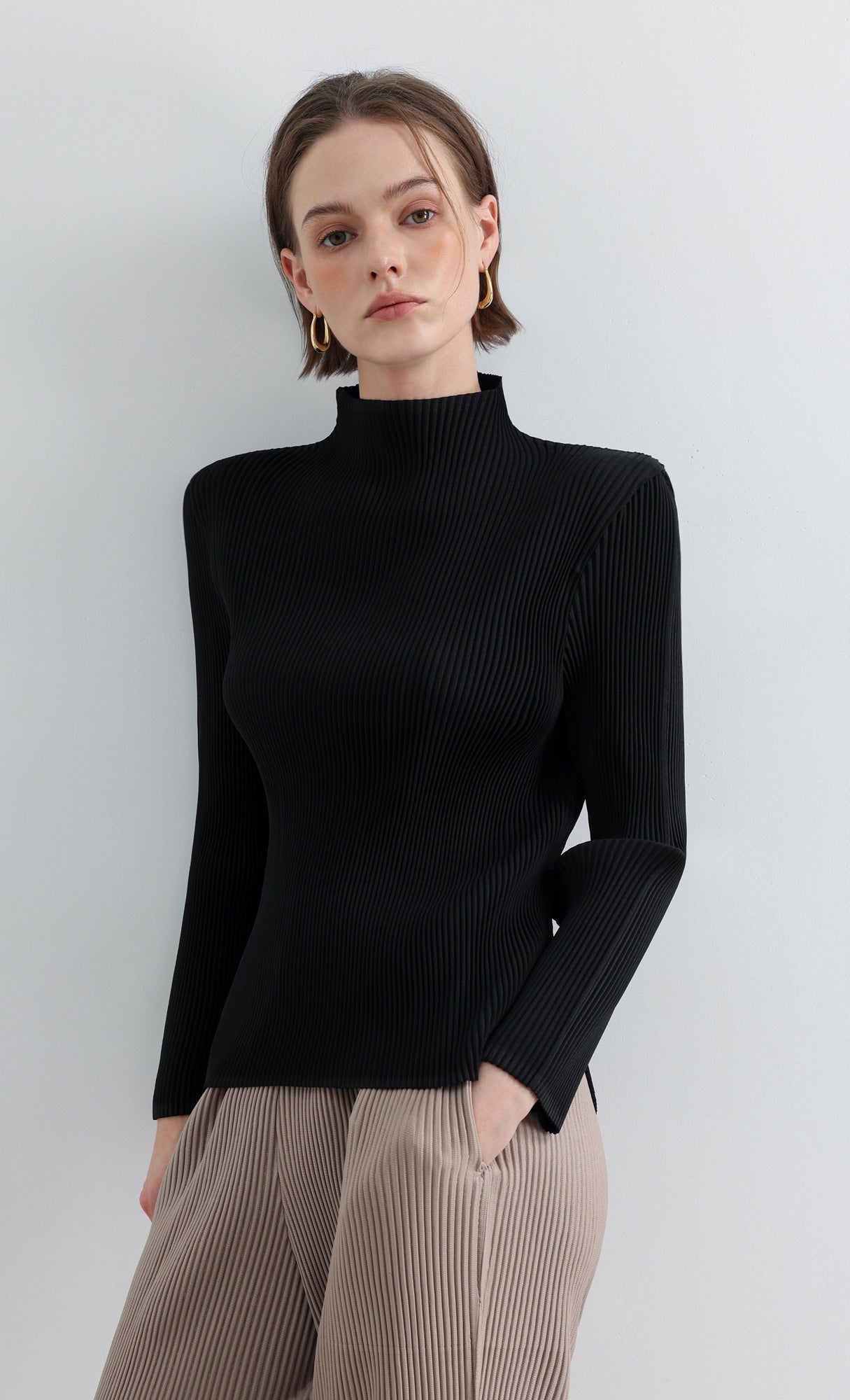 Essential Relaxed Pleated Half-Neck Top_Black