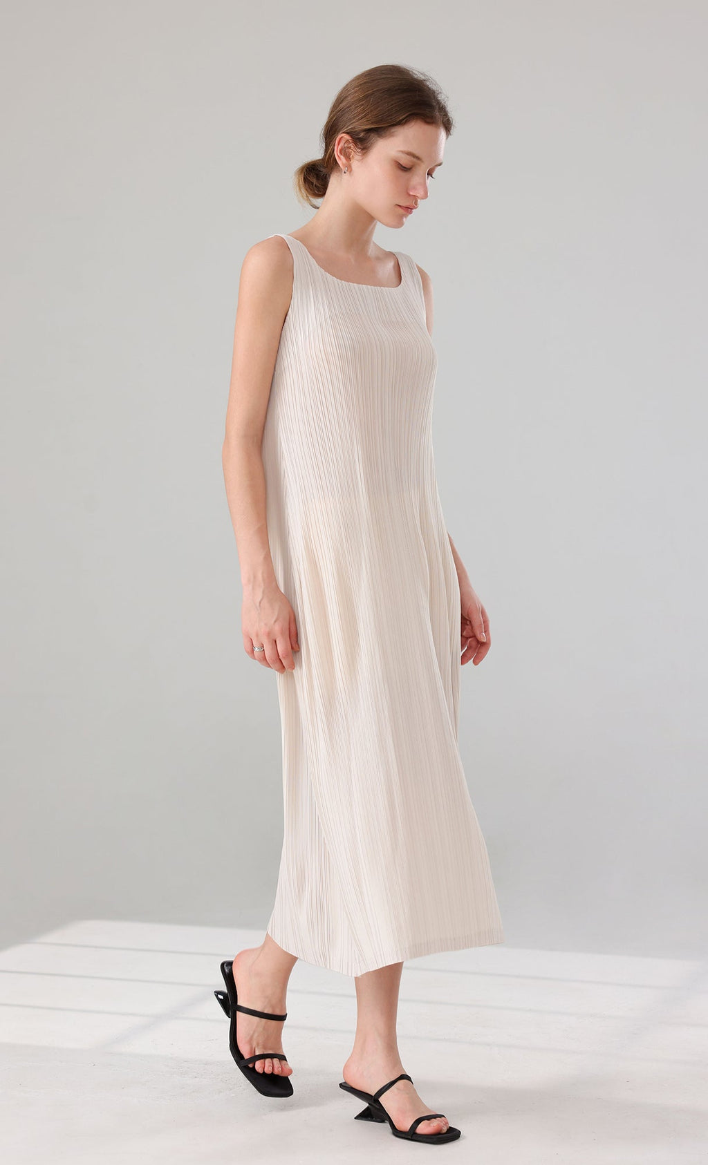 Tois Sleeveless Pleated Dress_ivory