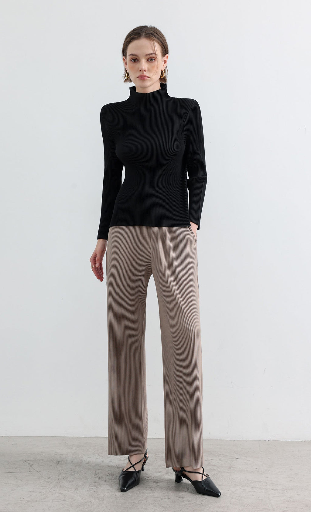 Essential Relaxed Pleated Half-Neck Top_Black