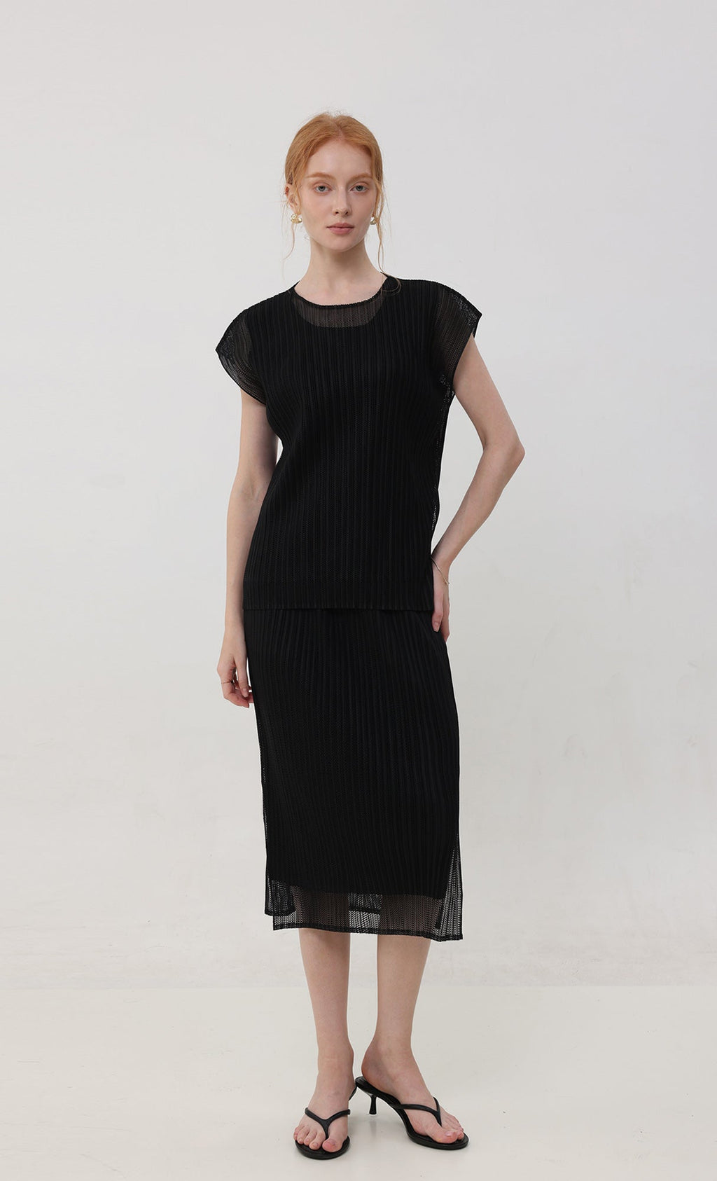 Airy pleated sleeveless top_black