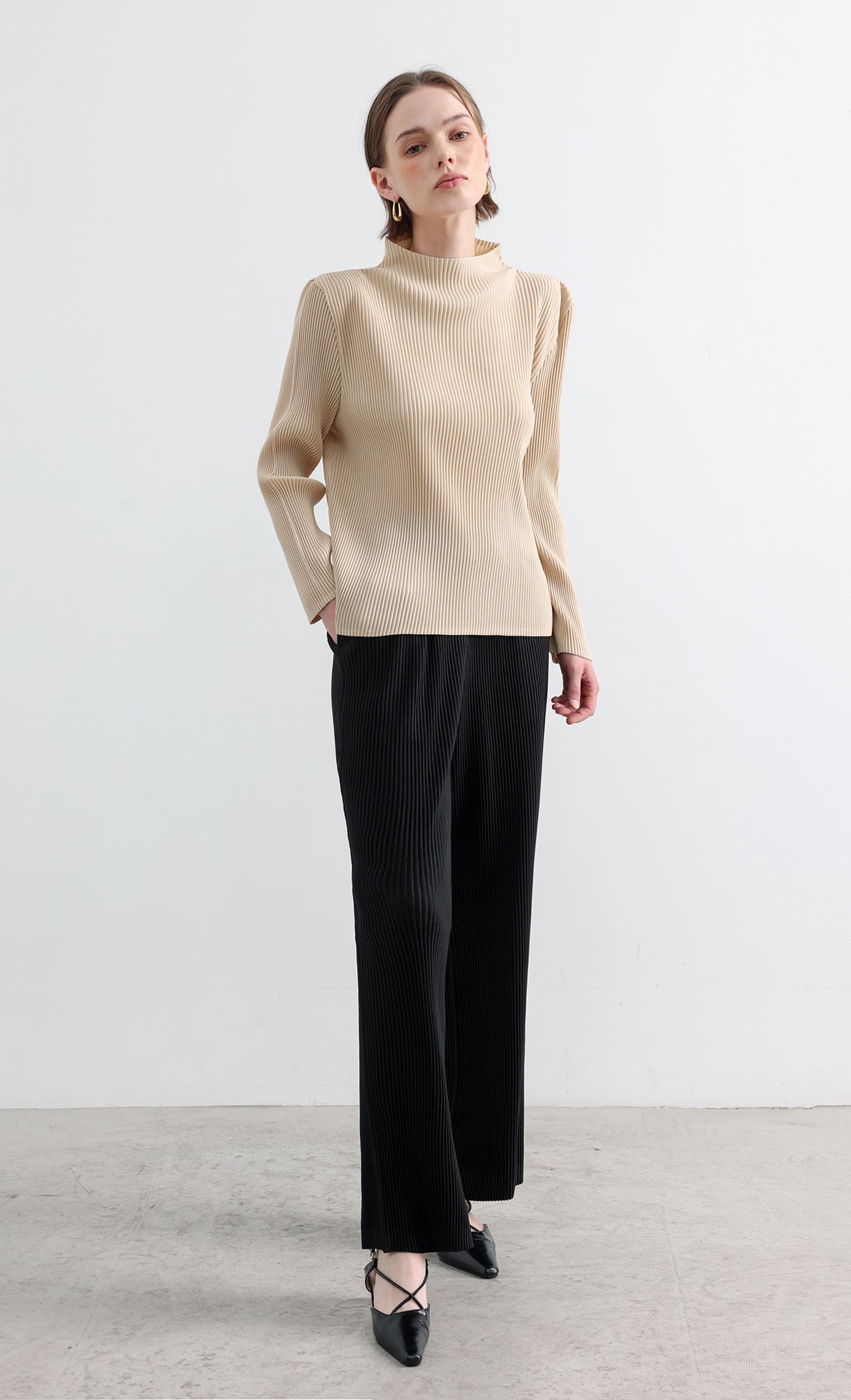 Essential Relaxed Pleated Half-Neck Top_Beige